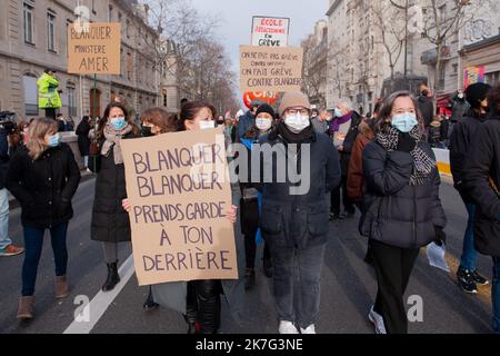 ©Laurent Paillier / Le Pictorium/MAXPPP - Laurent Paillier / Le Pictorium - 13/1/2022 - Frankreich / Paris - Les enseignants sont en colere et protestent en nombre jeudi 13 janvier contre la 'pagaille' provquee par la multiplication des protocoles sanitaires. Le Ministre Jean-Michel Blanquer cible principale des mecontentements des personals de l'Education. / 13/1/2022 - Frankreich / Paris - die Lehrer sind wütend und protestieren am Donnerstag, den 13. Januar, gegen die "Größe", die durch die Vervielfachung von Gesundheitsprotokollen verursacht wird. Minister Jean-Michel Blanquer ist das Hauptanliegen der Unzufriedenheit unter ed Stockfoto