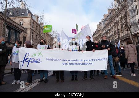 ©Laurent Paillier / Le Pictorium/MAXPPP - Laurent Paillier / Le Pictorium - 13/1/2022 - Frankreich / Paris - Les enseignants sont en colere et protestent en nombre jeudi 13 janvier contre la 'pagaille' provquee par la multiplication des protocoles sanitaires. Le Ministre Jean-Michel Blanquer cible principale des mecontentements des personals de l'Education. / 13/1/2022 - Frankreich / Paris - die Lehrer sind wütend und protestieren am Donnerstag, den 13. Januar, gegen die "Größe", die durch die Vervielfachung von Gesundheitsprotokollen verursacht wird. Minister Jean-Michel Blanquer ist das Hauptanliegen der Unzufriedenheit unter ed Stockfoto