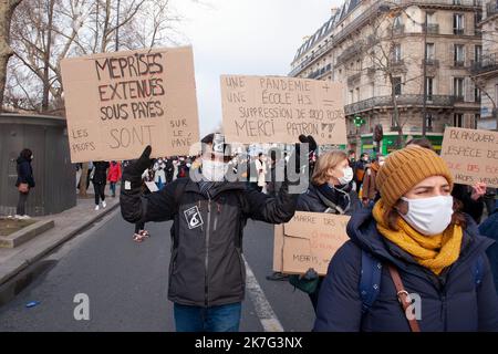 ©Laurent Paillier / Le Pictorium/MAXPPP - Laurent Paillier / Le Pictorium - 13/1/2022 - Frankreich / Paris - Les enseignants sont en colere et protestent en nombre jeudi 13 janvier contre la 'pagaille' provquee par la multiplication des protocoles sanitaires. Le Ministre Jean-Michel Blanquer cible principale des mecontentements des personals de l'Education. / 13/1/2022 - Frankreich / Paris - die Lehrer sind wütend und protestieren am Donnerstag, den 13. Januar, gegen die "Größe", die durch die Vervielfachung von Gesundheitsprotokollen verursacht wird. Minister Jean-Michel Blanquer ist das Hauptanliegen der Unzufriedenheit unter ed Stockfoto
