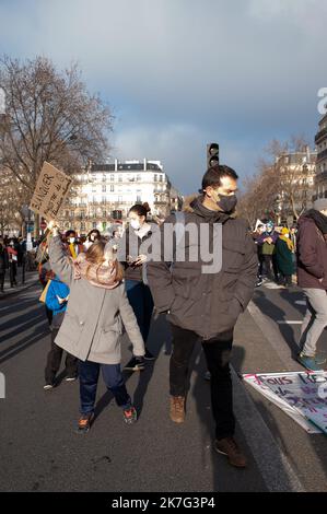 ©Laurent Paillier / Le Pictorium/MAXPPP - Laurent Paillier / Le Pictorium - 13/1/2022 - Frankreich / Paris - Les enseignants sont en colere et protestent en nombre jeudi 13 janvier contre la 'pagaille' provquee par la multiplication des protocoles sanitaires. Le Ministre Jean-Michel Blanquer cible principale des mecontentements des personals de l'Education. / 13/1/2022 - Frankreich / Paris - die Lehrer sind wütend und protestieren am Donnerstag, den 13. Januar, gegen die "Größe", die durch die Vervielfachung von Gesundheitsprotokollen verursacht wird. Minister Jean-Michel Blanquer ist das Hauptanliegen der Unzufriedenheit unter ed Stockfoto