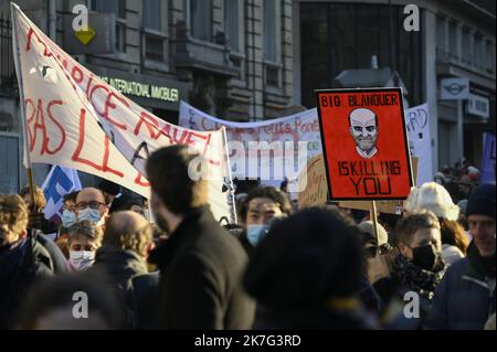 ©Julien Mattia / Le Pictorium/MAXPPP - Julien Mattia / Le Pictorium - 13/1/2022 - Frankreich / Ile-de-France / Paris - Greve du 13 janvier, des Milliers de Manifestants dans les rues de Paris pour denoncer le manque de moyens et la gestion par le gouvernement de l'epidemie de Covid-19. / 13/1/2022 - Frankreich / Ile-de-France (Region) / Paris - Streik am 13. Januar prangerten Tausende von Demonstranten in den Straßen von Paris den Mangel an Mitteln und die Verwaltung der Regierung der Epidemie von Covid-19 an. Stockfoto