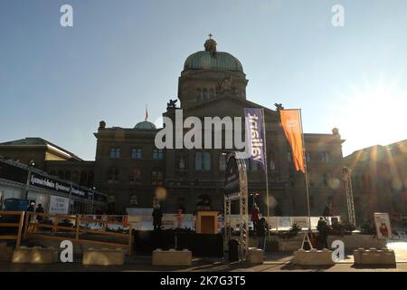 ©francois Glories/MAXPPP - seit Ende des Jahres und den ganzen Januar über wurde auf dem Bundesplatz vor dem Schweizer Parlamentsgebäude und der Schweizerischen Nationalbank für Jung und Alt eine ephemere Eisbahn installiert. Schweiz Bern. 13. Januar 2022. Stockfoto