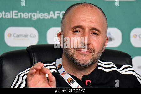 ©ANIS / APP/MAXPPP - L'entraîneur algérien Djamel Belmadi assiste à une conférence de Presse au stade Japoma de Douala le 15. Januar 2022 à la veille du match de Football de la Coupe d'Afrique des Nations (CAN) 2021 entre l'Algérie Et la Guinée équatoriale - algerische Fußballnationalmannschaft während einer Pressekonferenz Stockfoto