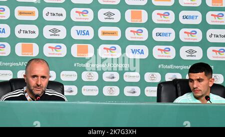 ©ANIS / APP/MAXPPP - L'entraîneur Algérien Djamel Belmadi (L) et le défenseur algérien Youcef Atal (R) assiste à une conférence De Presse au stade Japoma de Douala le 15 janvier 2022 à la veille du match de Football de la Coupe d'Afrique des Nations (CAN) 2021 entre l'Algérie et la Guinée équatoriale - algerische Fußballnationalmannschaft während einer Pressekonferenz Stockfoto