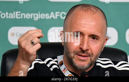 ©ANIS / APP/MAXPPP - L'entraîneur algérien Djamel Belmadi assiste à une conférence de Presse au stade Japoma de Douala le 15. Januar 2022 à la veille du match de Football de la Coupe d'Afrique des Nations (CAN) 2021 entre l'Algérie Et la Guinée équatoriale - algerische Fußballnationalmannschaft während einer Pressekonferenz Stockfoto