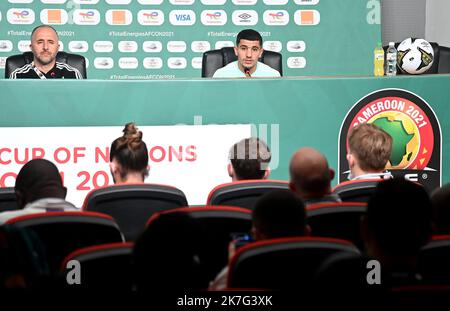 ©ANIS / APP/MAXPPP - Le défenseur algérien Youcef Atal (R), Assiste à une conférence de Presse au stade Japoma de Douala le 15 janvier 2022 à la veille du match de Football de la Coupe d'Afrique des Nations (CAN) 2021 entre l'Algérie et la Guinée équatoriale - algerische Fußballnationalmannschaft während einer Pressekonferenz Stockfoto