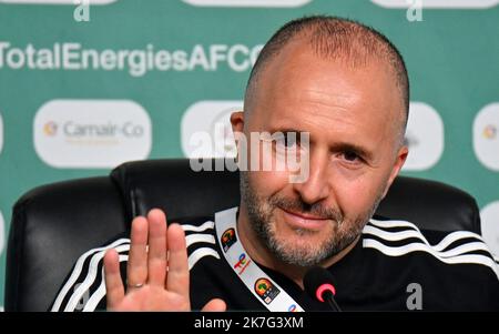 ©ANIS / APP/MAXPPP - L'entraîneur algérien Djamel Belmadi assiste à une conférence de Presse au stade Japoma de Douala le 15. Januar 2022 à la veille du match de Football de la Coupe d'Afrique des Nations (CAN) 2021 entre l'Algérie Et la Guinée équatoriale - algerische Fußballnationalmannschaft während einer Pressekonferenz Stockfoto