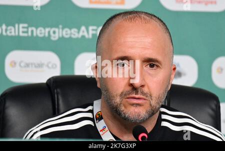 ©ANIS / APP/MAXPPP - L'entraîneur algérien Djamel Belmadi assiste à une conférence de Presse au stade Japoma de Douala le 15. Januar 2022 à la veille du match de Football de la Coupe d'Afrique des Nations (CAN) 2021 entre l'Algérie Et la Guinée équatoriale - algerische Fußballnationalmannschaft während einer Pressekonferenz Stockfoto