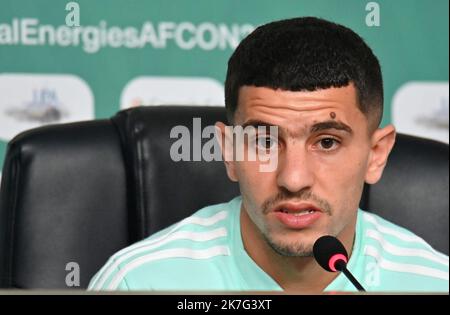 ©ANIS / APP/MAXPPP - Le défenseur algérien Youcef Atal assiste à une conférence de Presse au stade Japoma de Douala le 15 janvier 2022 à la veille du match de Football de la Coupe d'Afrique des Nations (CAN) 2021 entre l'Algérie et la Guinée équatoriale - algerische Fußballnationalmannschaft während einer Pressekonferenz Stockfoto