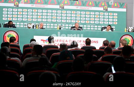 ©ANIS / APP/MAXPPP - L'entraîneur algérien Djamel Belmadi assiste à une conférence de Presse au stade Japoma de Douala le 15. Januar 2022 à la veille du match de Football de la Coupe d'Afrique des Nations (CAN) 2021 entre l'Algérie Et la Guinée équatoriale - algerische Fußballnationalmannschaft während einer Pressekonferenz Stockfoto