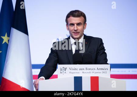 @ Pool/ Raphael Lafargue/Maxppp, Frankreich, Haguenau, der französische Präsident Emmanuel Macron blickt auf eine Rede vor den französischen Streitkräften im Militärlager Oberhoffen in Haguenau, Ostfrankreich, am 19. Januar 2022. Stockfoto