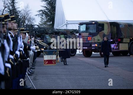 @ Pool/ Raphael Lafargue/Maxppp, Frankreich, Haguenau, der französische Präsident Emmanuel Macron bei einer Begrüßungszeremonie vor seiner Neujahrswünsche-Rede vor den Militärkräften in Oberhof Stockfoto