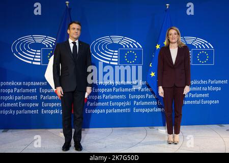 @ Pool/ Raphael Lafargue/Maxppp, der französische Präsident Emmanuel Macron posiert neben der neu gewählten Präsidentin des Europäischen Parlaments Roberta Metsola, bevor er am 19. Januar 2022 in Straßburg, Ostfrankreich, vor einer Plenarsitzung des Europäischen Parlaments spricht, da Frankreich derzeit den rotierenden EU-Vorsitz innehat Stockfoto