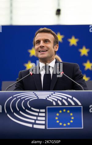 @ Pool/ Raphael Lafargue/Maxppp, der französische Präsident Emmanuel Macron, spricht in einer Plenarsitzung im Europäischen Parlament, um das Programm der Aktivitäten des französischen Ratsvorsitzes vorzustellen, da Frankreich derzeit den rotierenden EU-Vorsitz innehat, am 19. Januar 2022 in Straßburg, Ostfrankreich Stockfoto