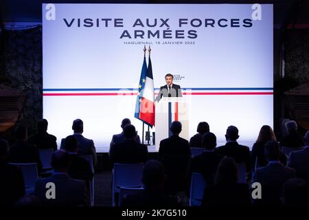 @ Pool/ Raphael Lafargue/Maxppp, Frankreich, Haguenau, der französische Präsident Emmanuel Macron blickt auf eine Rede vor den französischen Streitkräften im Militärlager Oberhoffen in Haguenau, Ostfrankreich, am 19. Januar 2022. Stockfoto