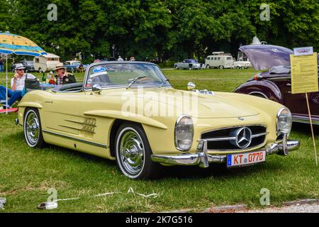 BADEN BADEN, DEUTSCHLAND - JULI 2019: Hellgelb beige MERCEDES BENZ 300 SL Cabrio Roadster 198 1961, Oldtimer-Treffen im Kurpark. Stockfoto