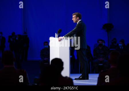 @ Pool/ Raphael Lafargue/Maxppp, Frankreich, Haguenau, der französische Präsident Emmanuel Macron blickt auf eine Rede vor den französischen Streitkräften im Militärlager Oberhoffen in Haguenau, Ostfrankreich, am 19. Januar 2022. Stockfoto