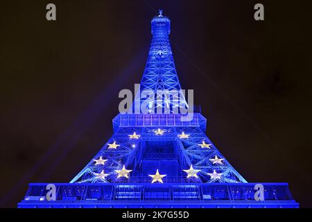 ©PHOTOPQR/L'EST REPUBLICAIN/ALEXANDRE MARCHI ; PARIS ; 20/01/2022 ; SOCIETE - POLITIQUE - PRESIDENCE DU CONSEIL DE L'UNION EUROPENNE - FRANKREICH - EUROPA - BLEU - ETOILE - ETOILES - TOUR EIFFEL - PATRIMOINE. Paris 20. Januar 2022. La Tour Eiffel illuminée en bleu, la couleur de l'Europe, jusqu'à la fin du mois de Janvier. Depuis le 1er janvier 2022, la France prend la tête du Conseil de l'Union Européenne pour une durée de 6 mois. FOTO Alexandre MARCHI. - Der Eiffelturm, der bis Ende Januar in blau, der Farbe Europas, beleuchtet wird. Seit dem 1. Januar 2022 hat Frankreich die Führung der übernommen Stockfoto