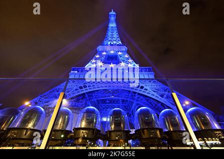 ©PHOTOPQR/L'EST REPUBLICAIN/ALEXANDRE MARCHI ; PARIS ; 20/01/2022 ; SOCIETE - POLITIQUE - PRESIDENCE DU CONSEIL DE L'UNION EUROPENNE - FRANKREICH - EUROPA - BLEU - ETOILE - ETOILES - TOUR EIFFEL - PATRIMOINE - PROJECTEURS. Paris 20. Januar 2022. La Tour Eiffel illuminée en bleu, la couleur de l'Europe, jusqu'à la fin du mois de Janvier. Depuis le 1er janvier 2022, la France prend la tête du Conseil de l'Union Européenne pour une durée de 6 mois. FOTO Alexandre MARCHI. - Der Eiffelturm, der bis Ende Januar in blau, der Farbe Europas, beleuchtet wird. Seit dem 1. Januar 2022 hat Frankreich die Stockfoto