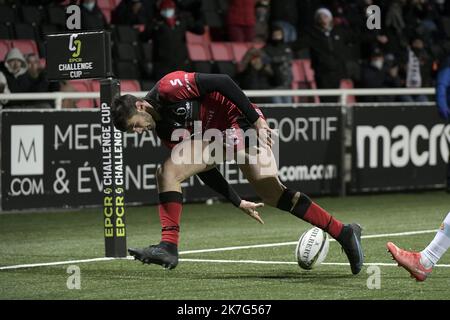 ©PHOTOPQR/LE PROGRES/Maxime JEGAT - Lyon 21/01/2022 - Rugby - Challenge Cup - Lou reçoit Trevise à Lyon le 21 janvier 2022 -Essai de Xavier Mignot (LOU) au cours du match entre le LOU Rugby (en noir et Rouge) et Trévise (Benetton Rugby Trevise / en Blanc et bleu) au Matmut Stadium de Gerland à Lyon et comptant pour la Phase de poule du Challenge Cup, la petite Coupe d'Europe de Rugby. Stockfoto