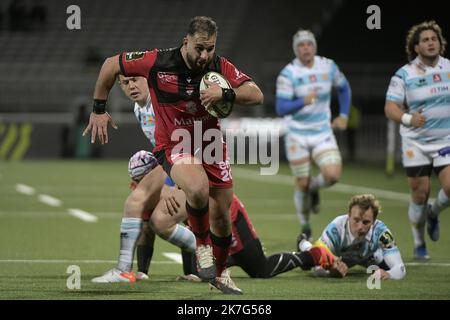 ©PHOTOPQR/LE PROGRES/Maxime JEGAT - Lyon 21/01/2022 - Rugby - Challenge Cup - Lou reçoit Trevise à Lyon le 21 janvier 2022 -Hamza Kaabeche (LOU) file vers l'essai au cours du match entre le LOU Rugby (en noir et Rouge) et Trévise (Benetton Rugby Trevise / en Blanc et bleu) au Matmut Stadium de Gerland à Lyon et comptant pour la Phase de poule du Challenge Cup, la petite Coupe d'Europe de Rugby. Stockfoto
