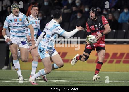 ©PHOTOPQR/LE PROGRES/Maxime JEGAT - Lyon 21/01/2022 - Rugby - Challenge Cup - Lou reçoit Trevise à Lyon le 21 janvier 2022 -Clément Laporte (LOU) au cours du match entre le LOU Rugby (en noir et Rouge) et Trévise (Benetton Rugby Trevise / en Blanc et bleu) au Matmut Stadium de Gerland à Lyon et comptant pour la Phase de poule du Challenge Cup, la petite Coupe d'Europe de Rugby. Stockfoto