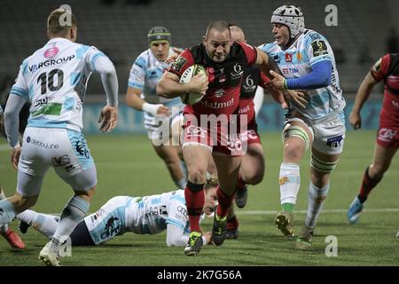 ©PHOTOPQR/LE PROGRES/Maxime JEGAT - Lyon 21/01/2022 - Rugby - Challenge Cup - Lou reçoit Trevise à Lyon le 21 janvier 2022 -Jean-Marc Doussain (LOU) au cours du match entre le LOU Rugby (en noir et Rouge) et Trévise (Benetton Rugby Trevise / en Blanc et bleu) au Matmut Stadium de Gerland à Lyon et comptant pour la Phase de poule du Challenge Cup, la petite Coupe d'Europe de Rugby. Stockfoto