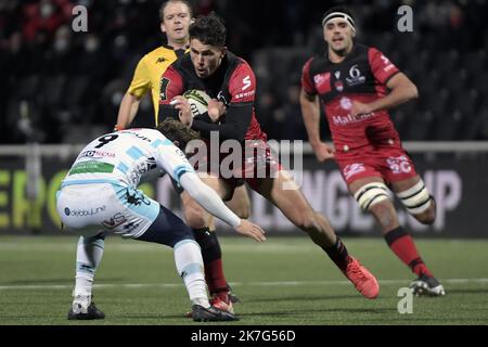 ©PHOTOPQR/LE PROGRES/Maxime JEGAT - Lyon 21/01/2022 - Rugby - Challenge Cup - Lou reçoit Trevise à Lyon le 21 janvier 2022 -Ethan Dumortier (LOU) au cours du match entre le LOU Rugby (en noir et Rouge) et Trévise (Benetton Rugby Trevise / en Blanc et bleu) au Matmut Stadium de Gerland à Lyon et comptant pour la Phase de poule du Challenge Cup, la petite Coupe d'Europe de Rugby. Stockfoto