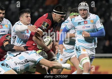 ©PHOTOPQR/LE PROGRES/Maxime JEGAT - Lyon 21/01/2022 - Rugby - Challenge Cup - Lou reçoit Trevise à Lyon le 21 janvier 2022 -Dylan Cretin (LOU) au cours du match entre le LOU Rugby (en noir et Rouge) et Trévise (Benetton Rugby Trevise / en Blanc et bleu) au Matmut Stadium de Gerland à Lyon et comptant pour la Phase de poule du Challenge Cup, la petite Coupe d'Europe de Rugby. Stockfoto