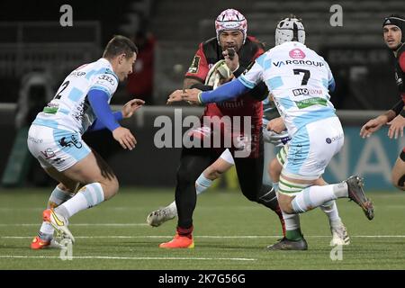 ©PHOTOPQR/LE PROGRES/Maxime JEGAT - Lyon 21/01/2022 - Rugby - Challenge Cup - Lou reçoit Trevise à Lyon le 21 janvier 2022 -Jordan Taufua (LOU) au cours du match entre le LOU Rugby (en noir et Rouge) et Trévise (Benetton Rugby Trevise / en Blanc et bleu) au Matmut Stadium de Gerland à Lyon et comptant pour la Phase de poule du Challenge Cup, la petite Coupe d'Europe de Rugby. Stockfoto