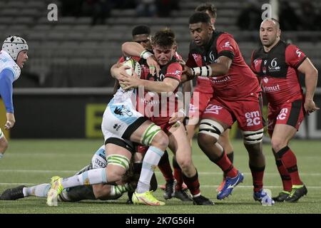 ©PHOTOPQR/LE PROGRES/Maxime JEGAT - Lyon 21/01/2022 - Rugby - Challenge Cup - Lou reçoit Trevise à Lyon le 21 janvier 2022 -Yanis Charcosset (LOU) au cours du match entre le LOU Rugby (en noir et Rouge) et Trévise (Benetton Rugby Trevise / en Blanc et bleu) au Matmut Stadium de Gerland à Lyon et comptant pour la Phase de poule du Challenge Cup, la petite Coupe d'Europe de Rugby. Stockfoto