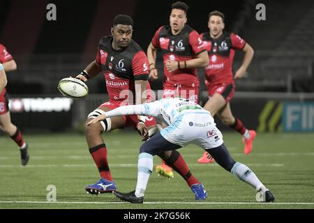©PHOTOPQR/LE PROGRES/Maxime JEGAT - Lyon 21/01/2022 - Rugby - Challenge Cup - Lou reçoit Trevise à Lyon le 21 janvier 2022 -Temo Mayanavanua (LOU) au cours du match entre le LOU Rugby (en noir et Rouge) et Trévise (Benetton Rugby Trevise / en Blanc et bleu) au Matmut Stadium de Gerland à Lyon et comptant pour la Phase de poule du Challenge Cup, la petite Coupe d'Europe de Rugby. Stockfoto