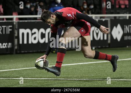 ©PHOTOPQR/LE PROGRES/Maxime JEGAT - Lyon 21/01/2022 - Rugby - Challenge Cup - Lou reçoit Trevise à Lyon le 21 janvier 2022 -Essai de Xavier Mignot (LOU) au cours du match entre le LOU Rugby (en noir et Rouge) et Trévise (Benetton Rugby Trevise / en Blanc et bleu) au Matmut Stadium de Gerland à Lyon et comptant pour la Phase de poule du Challenge Cup, la petite Coupe d'Europe de Rugby. Stockfoto