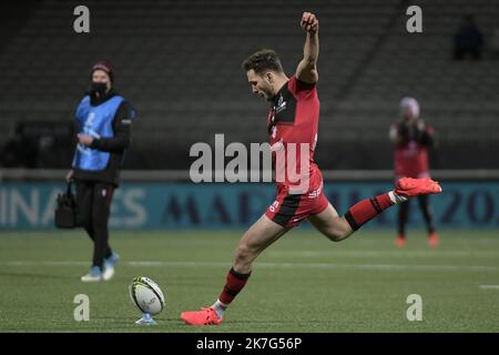 ©PHOTOPQR/LE PROGRES/Maxime JEGAT - Lyon 21/01/2022 - Rugby - Challenge Cup - Lou reçoit Trevise à Lyon le 21 janvier 2022 -Transformation de Léo Berdeu (LOU) au cours du match entre le LOU Rugby (en noir et Rouge) et Trévise (Benetton Rugby Trevise / en Blanc et bleu) au Matmut Stadium de Gerland à Lyon et comptant pour la Phase de poule du Challenge Cup, la petite Coupe d'Europe de Rugby. Stockfoto