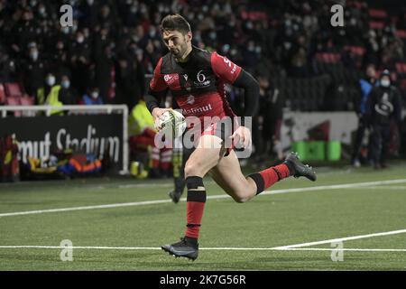 ©PHOTOPQR/LE PROGRES/Maxime JEGAT - Lyon 21/01/2022 - Rugby - Challenge Cup - Lou reçoit Trevise à Lyon le 21 janvier 2022 -Xavier Mignot (LOU) file vers l'essai au cours du match entre le LOU Rugby (en noir et Rouge) et Trévise (Benetton Rugby Trevise / en Blanc et bleu) au Matmut Stadium de Gerland à Lyon et comptant pour la Phase de poule du Challenge Cup, la petite Coupe d'Europe de Rugby. Stockfoto