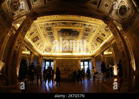 ©PHOTOPQR/LE PARISIEN/LP / Arnaud Journois ; PARIS ; 20/01/2022 ; PAGES PATRIMOINE / LE SENAT / Le Sénat constitue la chambre Haute du Parlament français selon le système du bicamérisme et détient le pouvoir législatif avec l'Assemblée nationale. En vertu de l'article 24 de la Constitution de la V? République, il est le représentant des collectivités territoriales. Il siège au palais du Luxembourg / SALLE DU LIVRE D'OR - der Senat ist die Oberkammer des französischen Parlaments im Rahmen des Zweikammersystems und besitzt die gesetzgeberische Macht mit der Nationalversammlung. Stockfoto