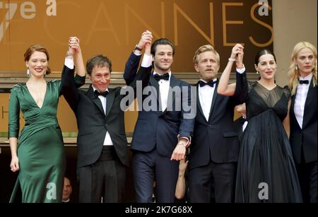 ©SERGE HAOUZI/MAXPPP - die französische Schauspielerin Lea Seydoux, der französische Regisseur Bertrand Bonello, der französische Schauspieler Gaspard Ulliel, der belgische Schauspieler Jeremie Renier, die französische Schauspielerin Amira Casar, das französische Model Aymeline Valade und ein Gast kommen zur Vorführung von „Saint Laurent“ während der jährlichen Filmfestspiele von Cannes am 17. Mai 67. in Cannes, Frankreich 2014. Der Film wird im offiziellen Wettbewerb des Festivals präsentiert, der vom 14. Bis 25. Mai stattfindet. Stockfoto