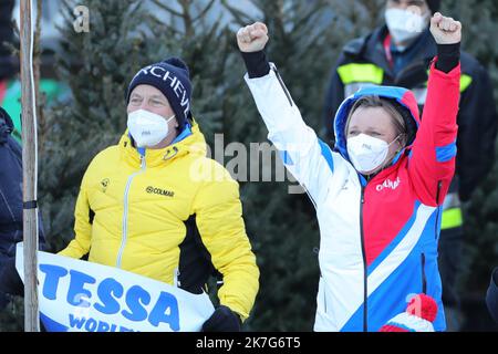 ©Pierre Teyssot/MAXPPP ; Audi FIS Ski World Cup Damen Riesenslalom am Kronplatz, Italien am 25. Januar 2022. Letzte Damen Ski Alpin Damen GS vor den Olympischen Winterspielen 2022 in Peking. Tessa Worley (FRA) Verwandte und Fans. â© Pierre Teyssot/Maxppp Stockfoto