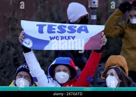 ©Pierre Teyssot/MAXPPP ; Audi FIS Ski World Cup Damen Riesenslalom am Kronplatz, Italien am 25. Januar 2022. Letzte Damen Ski Alpin Damen GS vor den Olympischen Winterspielen 2022 in Peking. Tessa Worley (FRA) Verwandte und Fans. â© Pierre Teyssot/Maxppp Stockfoto