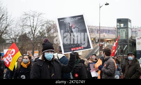 ©Amira Al-Sharif / Le Pictorium/MAXPPP - Amira Al-Sharif / Le Pictorium - 27/1/2022 - Frankreich / Ile-de-France / Paris - Arrivee a Bercy de la Manifestation Interprofessionelle des Syndicats pour l'Augmentation du pouvoir d'achat, a Paris le 27 janvier 2022. / 27/1/2022 - Frankreich / Ile-de-France (Region) / Paris - Ankunft der interprofessionellen Demonstration der Gewerkschaften zur Steigerung der Kaufkraft in Bercy am 27. 2022. Januar in Paris. Stockfoto