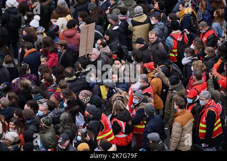 ©Julien Mattia / Le Pictorium/MAXPPP - Julien Mattia / Le Pictorium - 27/01/2022 - Frankreich / Ile-de-France / Paris - Manifestation Interprofessionelle des Syndicats pour l'Augmentation du pouvoir d'achat, a Paris le 27 janvier 2022. / 27/01/2022 - Frankreich / Ile-de-France (Region) / Paris - Interprofessionelle Demonstration der Gewerkschaften zur Steigerung der Kaufkraft am 27. Januar 2022 in Paris. Stockfoto