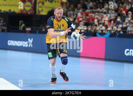 ©Laurent Lairys/MAXPPP - Jim Gottfridsson von Swedenduring das EHF Euro 2022, Halbfinale Handballspiel zwischen Frankreich und Schweden am 28. Januar 2022 in der Budapest Multifunctional Arena in Budapest, Ungarn - Foto Laurent Lairys / MAXPPP Stockfoto