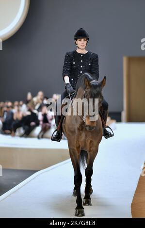 ©Agence Franck Castel/MAXPPP - Charlotte Casiraghi reitet auf dem Laufsteg während der Chanel Haute Couture Spring Summer 2022 Show im Rahmen der Paris Fashion Week am 25. Januar 2022 im Le Grand Palais Ephemere in Paris, Frankreich. Stockfoto