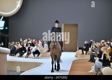 ©Agence Franck Castel/MAXPPP - Charlotte Casiraghi reitet auf dem Laufsteg während der Chanel Haute Couture Spring Summer 2022 Show im Rahmen der Paris Fashion Week am 25. Januar 2022 im Le Grand Palais Ephemere in Paris, Frankreich. Stockfoto