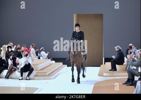 ©Agence Franck Castel/MAXPPP - Charlotte Casiraghi reitet auf dem Laufsteg während der Chanel Haute Couture Spring Summer 2022 Show im Rahmen der Paris Fashion Week am 25. Januar 2022 im Le Grand Palais Ephemere in Paris, Frankreich. Stockfoto