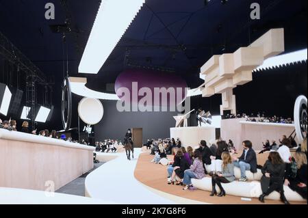 ©Agence Franck Castel/MAXPPP - Charlotte Casiraghi reitet auf dem Laufsteg während der Chanel Haute Couture Spring Summer 2022 Show im Rahmen der Paris Fashion Week am 25. Januar 2022 im Le Grand Palais Ephemere in Paris, Frankreich. Stockfoto