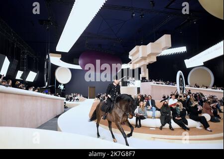 ©Agence Franck Castel/MAXPPP - Charlotte Casiraghi reitet auf dem Laufsteg während der Chanel Haute Couture Spring Summer 2022 Show im Rahmen der Paris Fashion Week am 25. Januar 2022 im Le Grand Palais Ephemere in Paris, Frankreich. Stockfoto