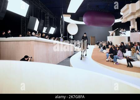 ©Agence Franck Castel/MAXPPP - Charlotte Casiraghi reitet auf dem Laufsteg während der Chanel Haute Couture Spring Summer 2022 Show im Rahmen der Paris Fashion Week am 25. Januar 2022 im Le Grand Palais Ephemere in Paris, Frankreich. Stockfoto