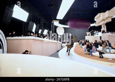 ©Agence Franck Castel/MAXPPP - Charlotte Casiraghi reitet auf dem Laufsteg während der Chanel Haute Couture Spring Summer 2022 Show im Rahmen der Paris Fashion Week am 25. Januar 2022 im Le Grand Palais Ephemere in Paris, Frankreich. Stockfoto