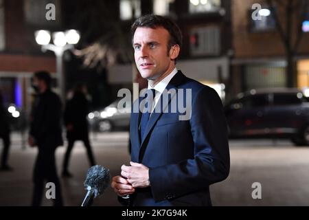 ©PHOTOPQR/VOIX DU Nord/STEPHANE MORTAGNE ; 02/02/2022 ; Tourcoing, le 02/02/2022, Déplacement du président de la république Francaise Emmanuel MACRON dans la région des Hauts de France comme ici à Tourcoing, il est accompagné de Gerald DARMANIN Ministre de l'Interieur FOTO STEPHANE MORTAGNE LA VOIX DU Nord der französische Präsident Emmanuel Macron hält am 2. Februar 2022 eine Pressekonferenz in Tourcoing Stockfoto